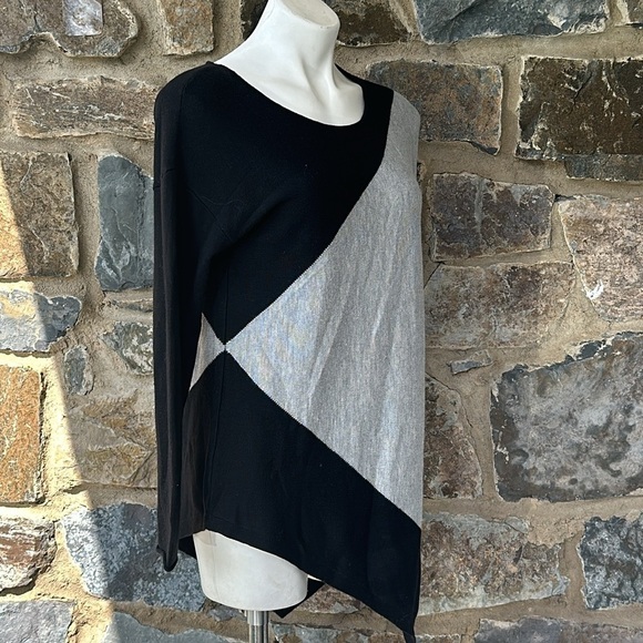 Joan Vass Studio Women's Black/Gray Color Block Asymmetrical Sweater Size Medium - Picture 3 of 8